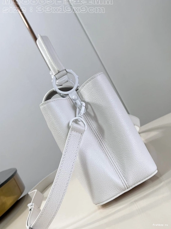 First bag ru MM-33*19*9CM CAPUCINES LOUIS VUITTON 0809